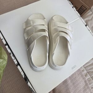 UGG Sandal/Flip Flop 6.5